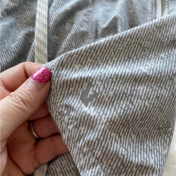 Vuori Gray Athletic Drawstring Shorts with Black Waistband Sz Xs - Picture 2 of 3